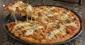 O frango bem temperado combina com a muçarela derretida, enquanto o requeijão garante uma textura mais cremosa e deixa a pizza ainda mais irresistível