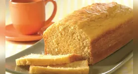 A receita combina farinha de trigo integral e fubá, resultando em uma massa macia, dourada e com o sabor característico do milho.
