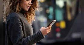 O recurso está disponível a partir da versão 26.35 do Google Play Services e utiliza a tecnologia NFC para identificar cartões compatíveis, incluindo informações como passes e créditos disponíveis.