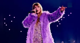 O show estava marcado para 18 de novembro de 2023, no Estádio Nilton Santos, no Rio de Janeiro. Entretanto, a apresentação foi transferida para o dia 20 daquele mês devido às altas temperaturas registradas na cidade.