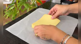 Diferentemente do plástico-filme, o material não cria uma barreira completamente fechada em torno do alimento, permitindo uma maior troca de ar.