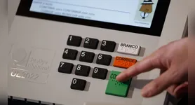Com a finalidade de não esquecer os candidatos na hora de votar, já que o uso do celular não é permitido dentro das cabines, a chamada 'colinha' ou anotação em papel é permitida pela Justiça Eleitoral.