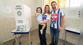 Ao lado da primeira-dama Fabíola Normando e da filha caçula, o gestor concedeu entrevista à jornalistas no local e destacou a importância desse momento para a democracia do país.
