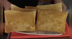 No canal do YouTube do criador Wedersilva, é possível acompanhar o passo a passo para preparar um pastel crocante, sequinho e saboroso.