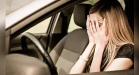 Em cenários de provocação ou fechadas, a recomendação é manter a calma e praticar a direção defensiva, reduzindo a velocidade e preservando o espaço entre os veículos