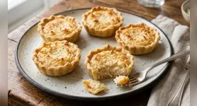 . A receita rende oito tortinhas, leva cerca de 15 minutos para ficar pronta para o forno e precisa de mais 25 a 30 minutos de cozimento.