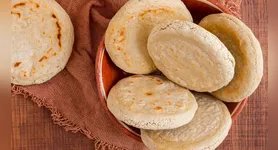 O pão sírio combina com diferentes preparações, desde recheios de frango desfiado e vegetais até pastas tradicionais, como homus.