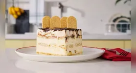 A combinação de sorvete com chocolate resulta em um doce refrescante, ideal para servir após o almoço ou em ocasiões especiais.