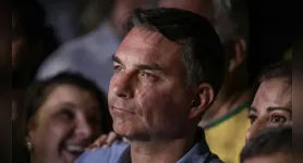Além de suspender a distribuição gratuita, a Justiça Eleitoral ordenou a retirada imediata de tendas, banners, faixas, cartazes e outros materiais de campanha instalados no posto.