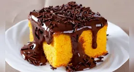 Para deixar a sobremesa ainda mais saborosa, a sugestão é acrescentar uma cobertura de chocolate preparada no fogão.