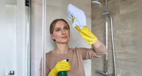 Com alguns cuidados simples e produtos adequados, é possível recuperar a transparência do material e conservar a aparência do banheiro sem muito esforço.