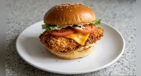Com uma casquinha dourada e crocante, frango bem temperado, queijo derretido e molho especial, o sanduíche fica com aparência e sabor de hamburgueria.