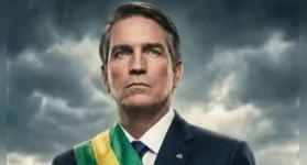 A Polícia Federal investiga irregularidades no financiamento do filme 'Dark Horse', que retrata Jair Bolsonaro, com mandados de busca e apreensão em andamento.