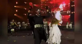 A cantora levou um "Cavalo preto" para o palco que distribuia dinheiro ao público.