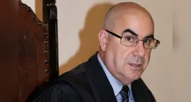 Mesmo afastado das funções há 13 anos, o desembargador recebeu R$ 44 mil líquidos em julho.