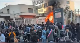 Estudantes participam de manifestação contra as condições das escolas em Paris, na França.