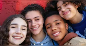 As transformações da adolescência podem começar aos 9 ou 10 anos. Especialistas explicam como o desenvolvimento cerebral, as emoções e a busca por autonomia influenciam essa fase e por que o diálogo com a família é fundamental.