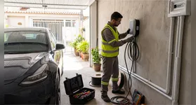 O carregador veicular residencial é um equipamento de alta demanda que exige infraestrutura elétrica dedicada e bem dimensionada.