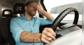 Descubra se carros elétricos podem causar enjoo e entenda os motivos. Dicas para evitar desconforto durante suas viagens!
