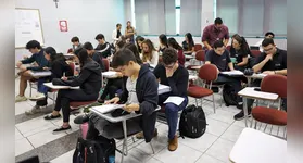 O Fies é o programa federal que oferece financiamento para quem deseja estudar em uma instituição privada de ensino superior.