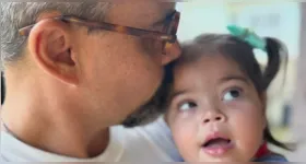 Juliano Cazarré atualizou o estado de saúde da filha Maria Guilhermina, de 4 anos, internada com gastroenterite, pneumonia e uma infecção.