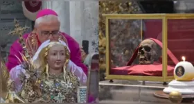 Arcebispo Luigi Renna também beijou o crânio durante as cerimônias.