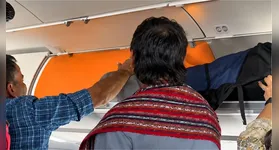 Chamas no compartimento de bagagens da aeronave assustaram passageiros, que tentaram conter o fogo com tecidos.