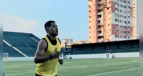 João Lucas, lateral do Remo, inicia transição física após lesão no joelho. Médico do clube prevê retorno rápido ao campo.
