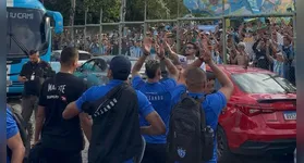 Torcida do Paysandu faz grande festa no aeroporto antes da decisiva partida contra o Brusque.