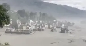 Enchente devastadora atingiu o Nepal após um terremoto de magnitude 4,4 provocar um deslizamento de terra e uma avalanche de neve e rochas.
