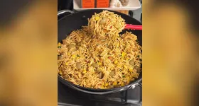 Truque simples com um ingrediente que você tem na geladeira promete deixar o frango desfiado mais suculento. Veja!