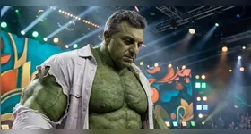 No vídeo, Marcos Mion aparece transformado em Tom Cruise, enquanto Luciano Huck surge como o Hulk.