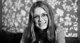 Nascida em Toledo, no estado de Ohio, em 1934, Steinem começou a carreira como jornalista e ganhou notoriedade em reportagens investigativas.