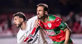 Zagueiro (camisa vermelha e verde) deve se juntar ao restante do grupo em Itu.