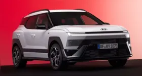 Hyundai Bayon N Line 2027 estreia com visual esportivo, motorizações distintas para Europa e Brasil e porta-malas de 440 litros; lançamento nacional está previsto para o primeiro semestre de 2027.