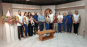 Instalações do novo estúdio no Salão Paroquial, que conta com acústica profissional e equipamentos para integrar fiéis via YouTube e Instagram durante a festividade.