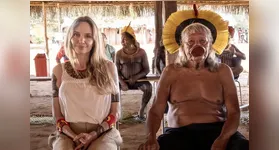 A atriz Angelina Jolie e o cacique Raoni