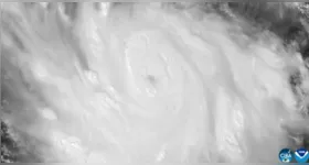 Imagem de satélite mostra o furacão Polo sobre o Pacífico, com o olho bem definido e uma extensa área de nuvens associada ao sistema.