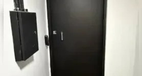 A Polícia Federal encontrou uma sala-cofre com malas vazias e máquina de contar dinheiro em hangar ligado a empresas do advogado Willer Tomaz, que nega irregularidades.