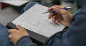 Fazer anotações durante as aulas pode ajudar estudantes que se preparam para o Enem 2026 a manter o foco, compreender melhor os conteúdos e organizar as revisões.