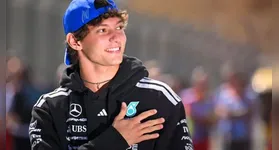 Kimi Antonelli comemora no pódio de Monza após largar em 19º e encerrar o jejum de 60 anos sem vitórias italianas no GP da Itália.