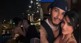 Kim Kardashian e Lewis Hamilton aparecem em clima de romance com a Torre Eiffel como cenário.