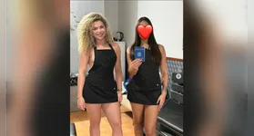 Empresária Daniella Motta posa ao lado da nova assistente contratada para a barbearia nudista em Florianópolis.