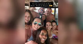 A publicação feita no Instagram mostrou as famílias do jogador e da influencer juntas.