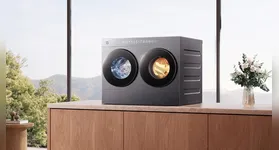 A máquina permite lavar roupas de criança e de adultos em comprtimentos diferentes.