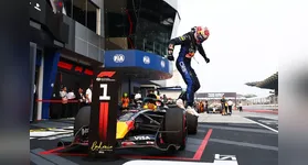 Verstappen triunfa no GP do Bahrein em corrida marcada por chuva forte e atraso