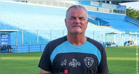 Treinador comanda atividade na Curuzu