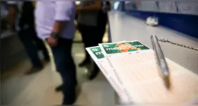 A Mega-Sena pode pagar R$ 45 milhões nesta terça-feira (18/08). O concurso 3.046 será sorteado às 21h, após ninguém acertar as seis dezenas no último concurso.