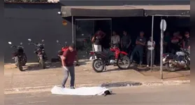 Movimentação policial e da equipe do Samu no local do crime para constatação do óbito e coleta de pistas iniciais.