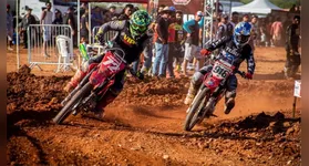 Pilotos de motocross aceleram durante treinos para etapas estaduais de esporte radical em Canaã dos Carajás.